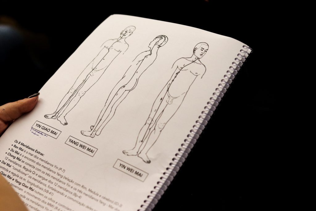 Caderno com ilustracoes anatomicas usado em aula